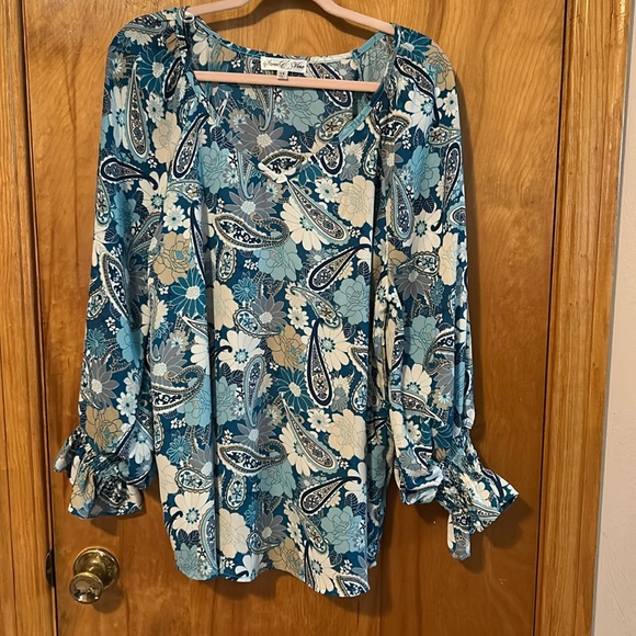 EUC - nice flutter sleeve- 1X fits like a small 18 - Picture 1 of 5